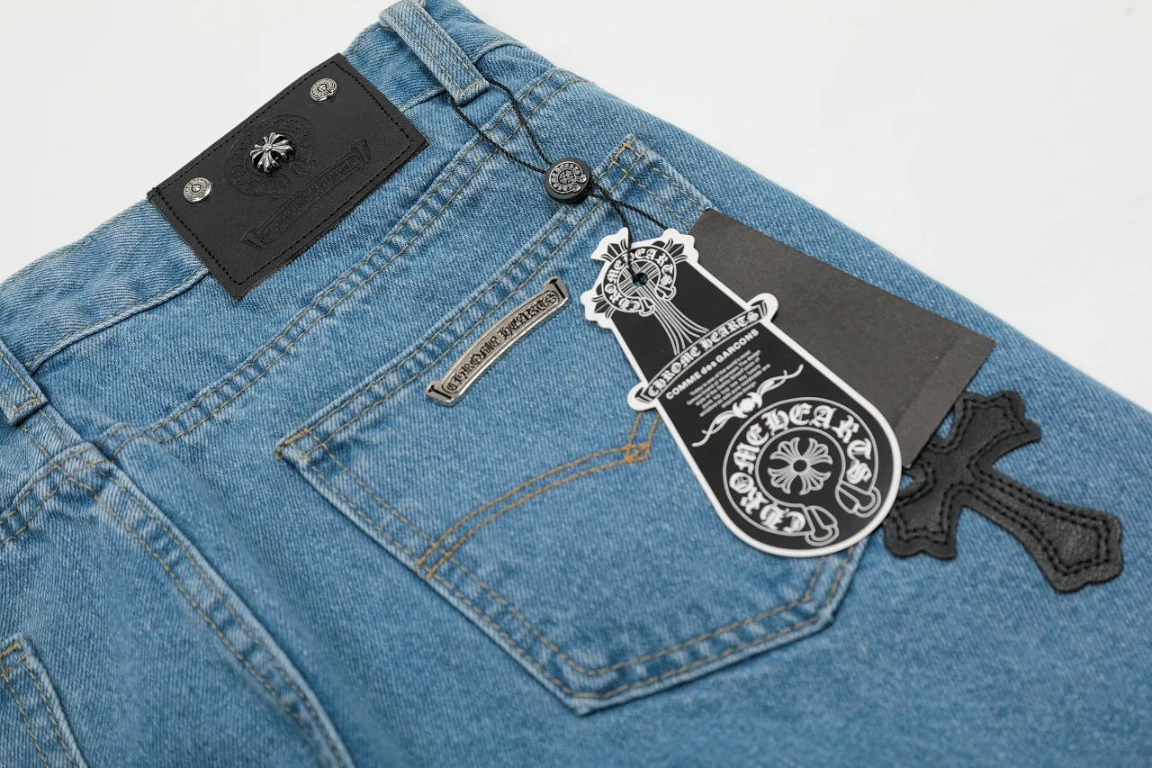 KE975#P230 The only correct leather label version on the market Chrome Hearts CH Cross embroidery distressed jeans Top ceiling quality 100% correct version The correct version is here!  Believe me this must be the best quality you will ever come across! ! Excellent value for money! !  Styles with different washes and textures are very friendly to people with thin legs and thick legs. The straight version is very flattering to the shape of the legs. The moderate length is timeless and easy to match. It is the basis of various styles and a must-have in the wardrobe! ! Add a little stacking to easily control this year's popular clean fit fabric. The fabric is stiff but the upper body is soft without losing texture. The sides and cuffs of some styles have a bone-wash effect. It's really hard not to love it! The outfit effect is immediate! ✅Correctly customize the Croxin metal leather label on the back panel. It is not sold directly with the cross on the finished jeans. 1:1 copying strives for excellence and the details are perfectly grasped. ✅The cross leather label is clear and smooth. Exquisite turning top craftsmanship. ✅Buttons, zippers and hardware are all customized versions of the Croxin LOGO. ✅High-cost washing process. Size: 28 30 32 34 36 (5 sizes)